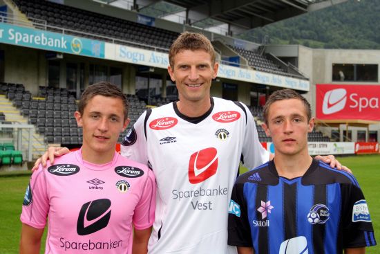 FLORØ: Tvillingparet Stefan (tv) og Peter Aase, her sammen med Tore André Flo, har gått fra Sogndal til moderklubben Florø permanent ut sesongen. 
